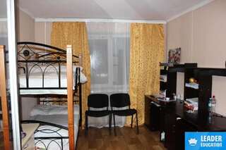 Хостелы Leader Hostel Одесса Двухместный номер с 2 отдельными кроватями и общей ванной комнатой-2